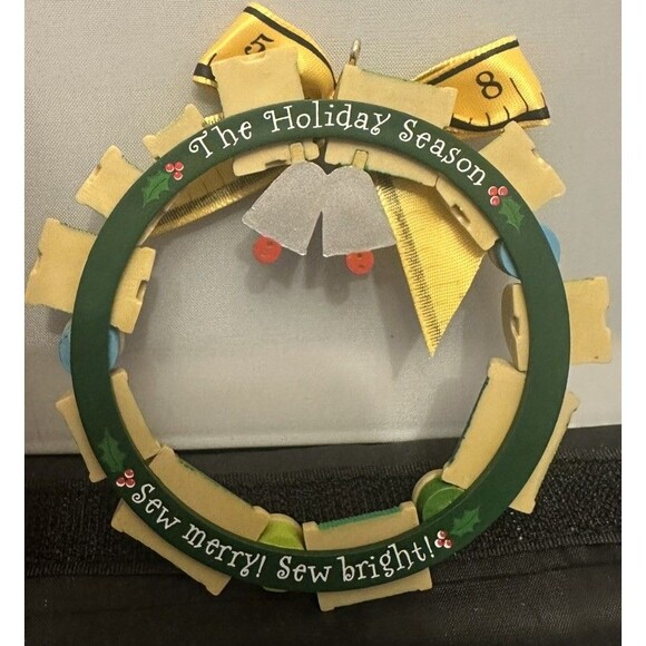 VTG HALLMARK KEEPSAKE Ornament SEW MERRY SEW BRIGHT! Wreath with box 2004 - Picture 3 of 5